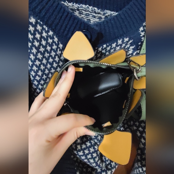 Cute Dinosaur crossbody bag with adjustable shoulder strap. - Picture 3 of 4